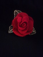 Ros med blad av silvertråd